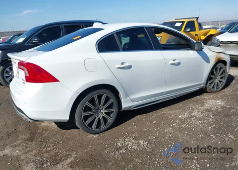2014 Volvo S60 T6/T6 Platinum/T6 Premier Plus/T6 R-Design/T6 R-Design Platinum z USA, uszkodzony, nr VIN YV1902FH2E2274290